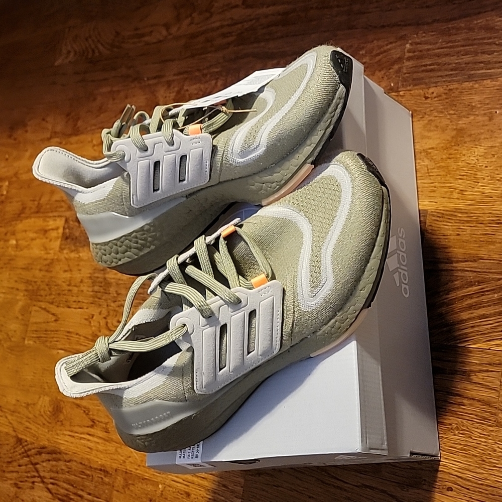 NWB Adidas Ultraboost 22 Sage sz9